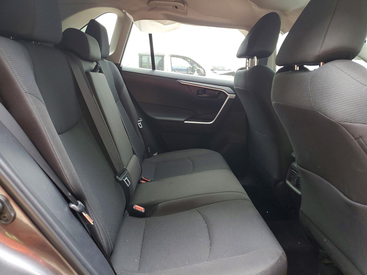 2025 TOYOTA RAV4 LE photo 31