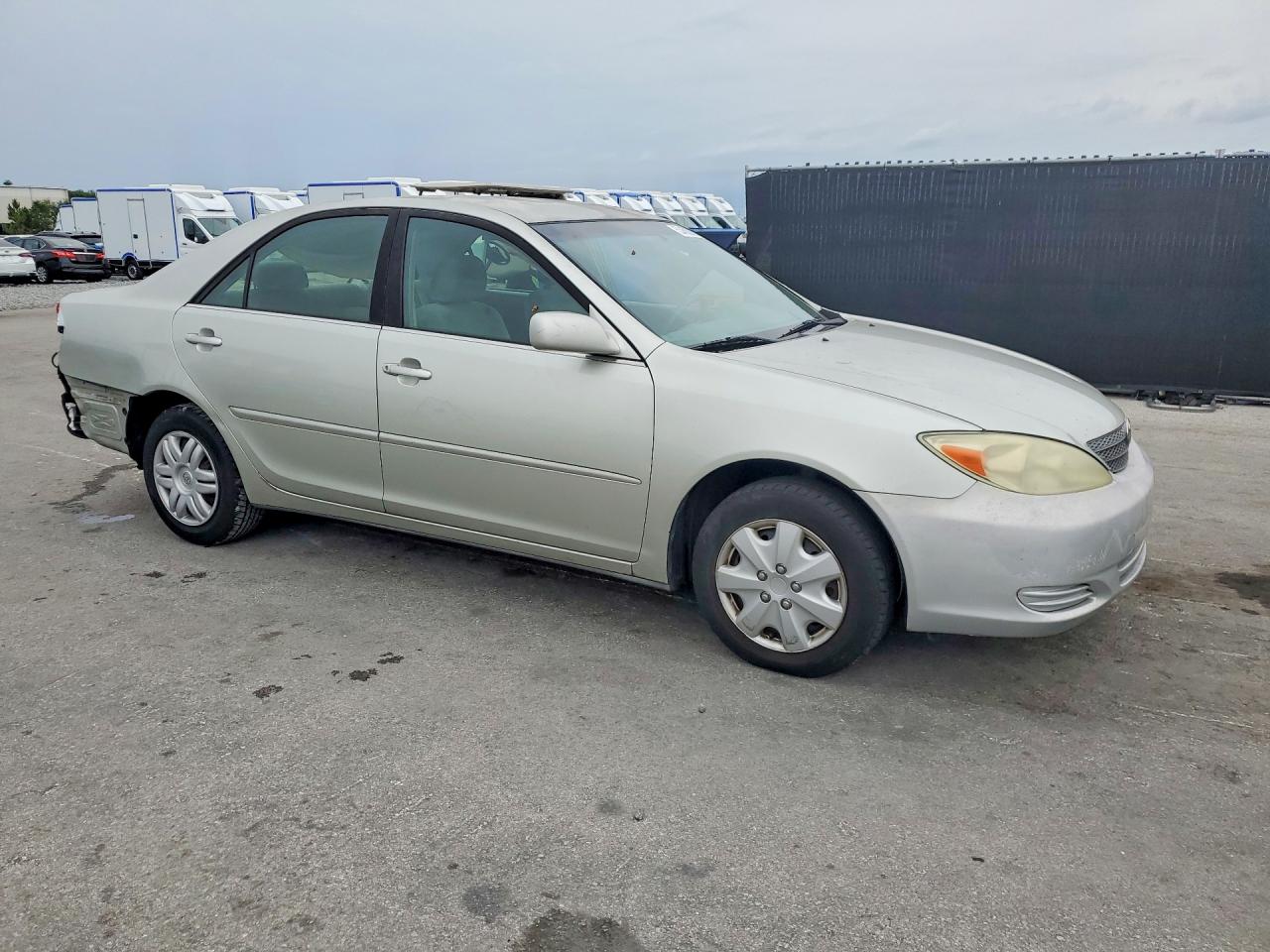 2002 TOYOTA CAMRY LE photo 4