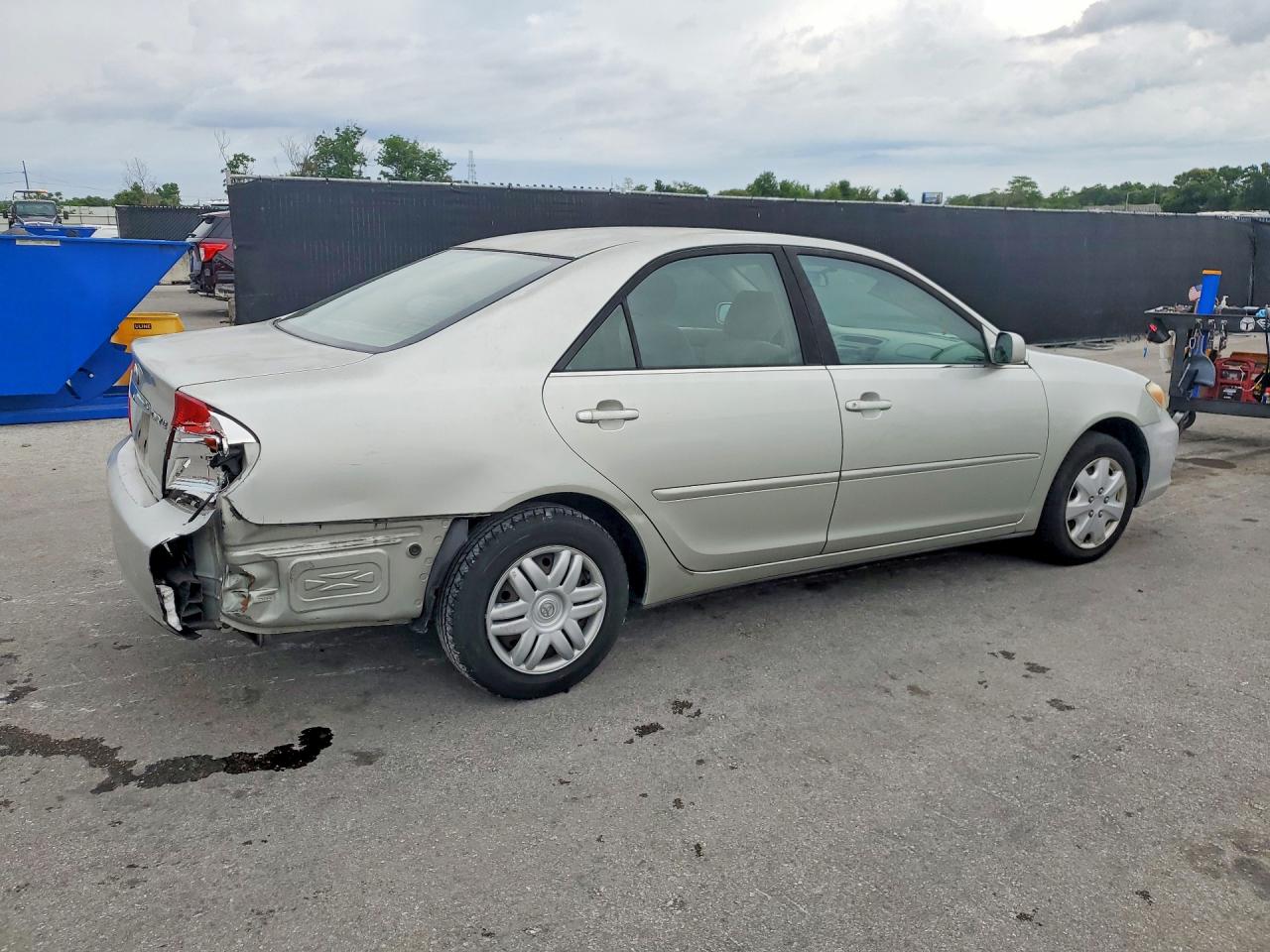 2002 TOYOTA CAMRY LE photo 3