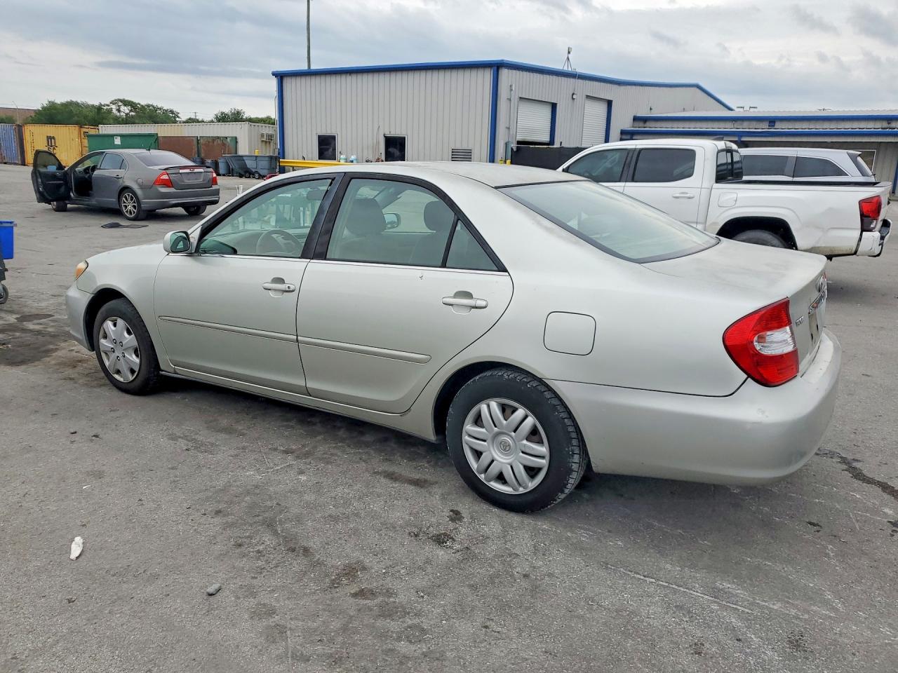 2002 TOYOTA CAMRY LE photo 2