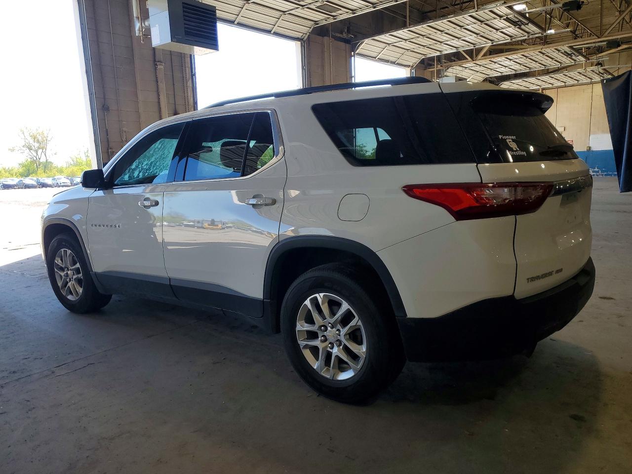 2019 CHEVROLET TRAVERSE LT photo 2