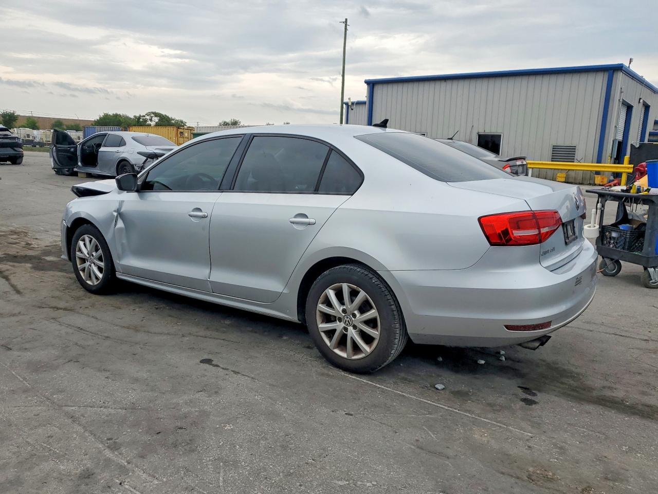 2015 VOLKSWAGEN JETTA SE photo 3