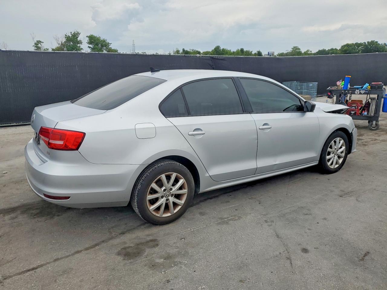 2015 VOLKSWAGEN JETTA SE photo 5