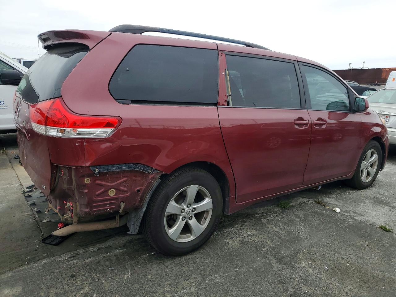 2013 TOYOTA SIENNA LE photo 5