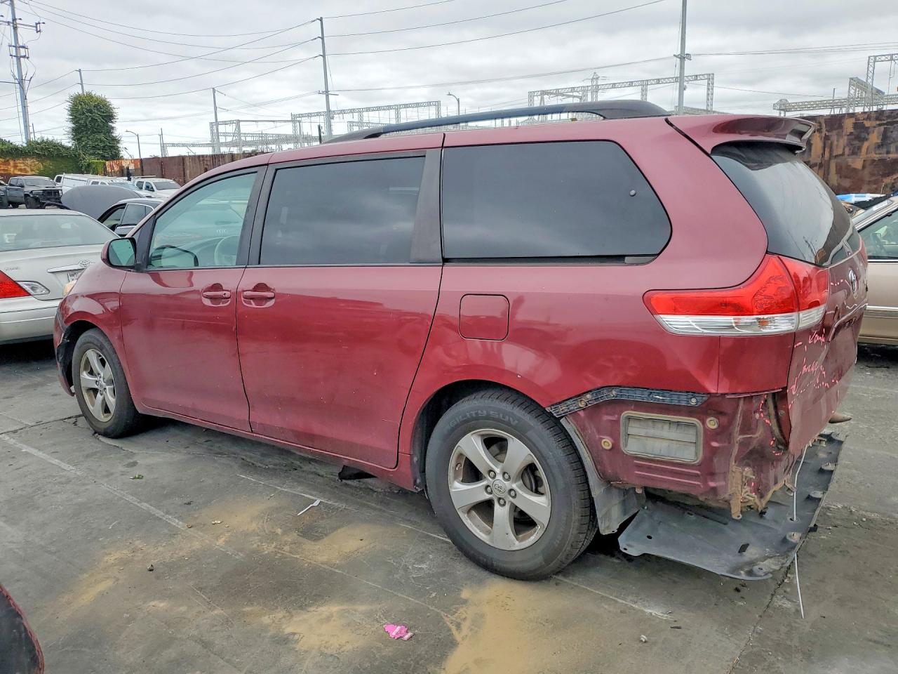 2013 TOYOTA SIENNA LE photo 3