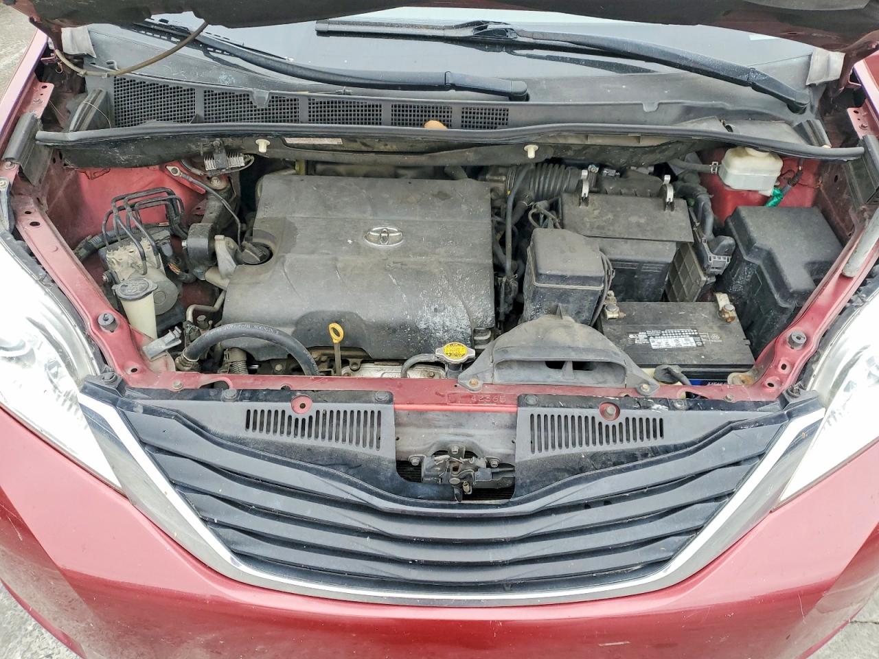 2013 TOYOTA SIENNA LE photo 23