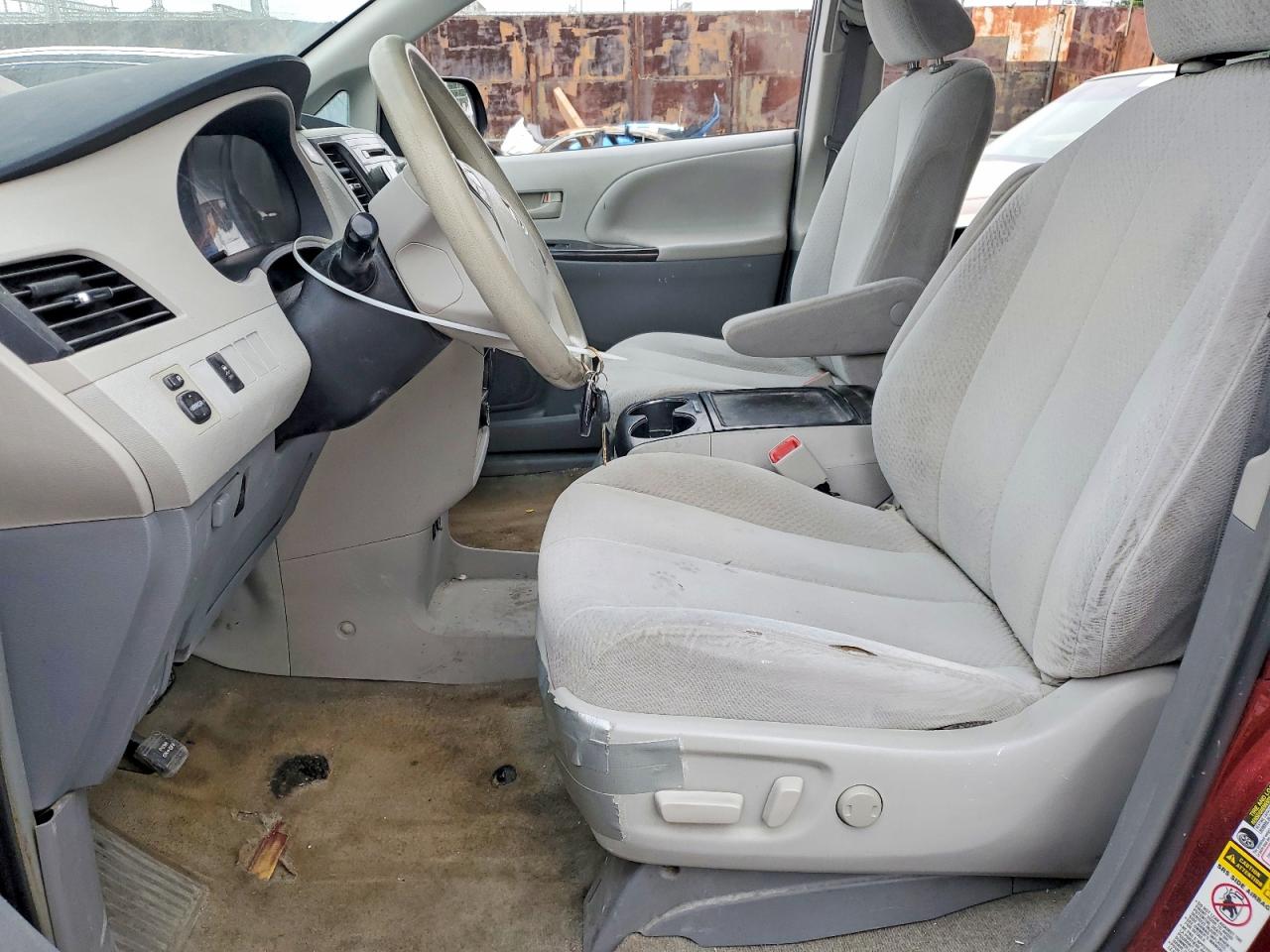 2013 TOYOTA SIENNA LE photo 13