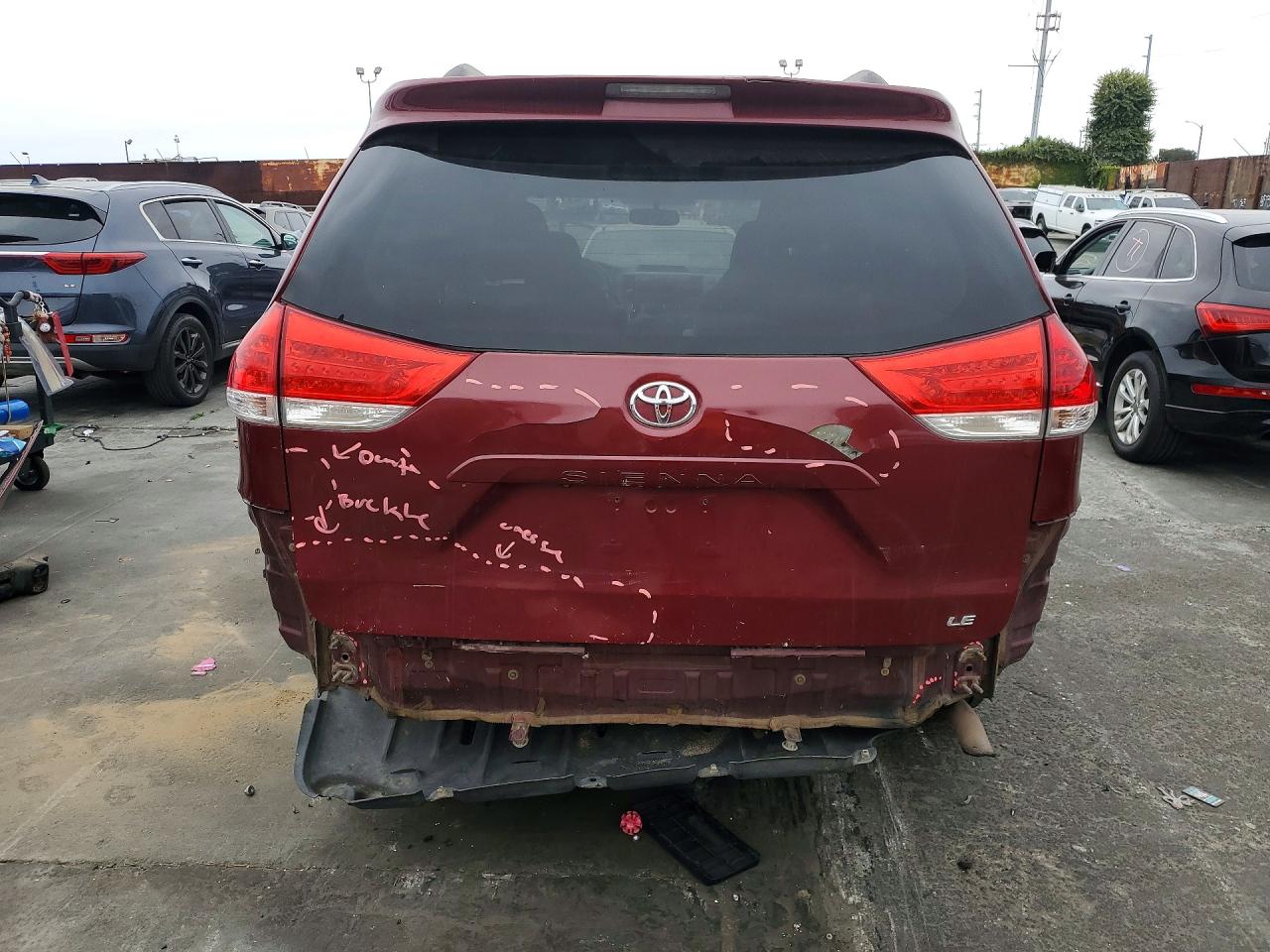 2013 TOYOTA SIENNA LE photo 11