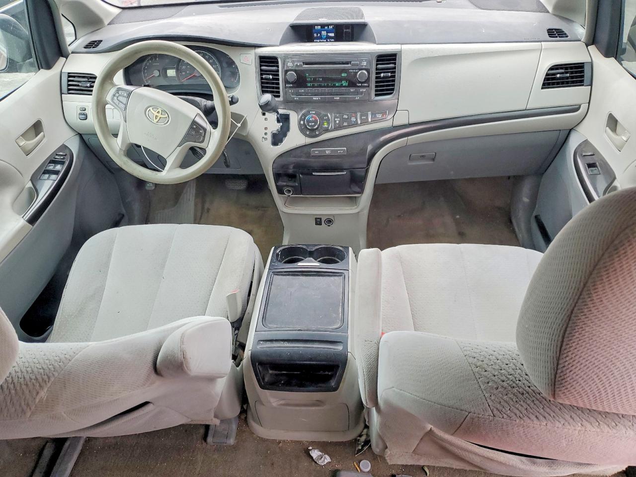2013 TOYOTA SIENNA LE photo 15