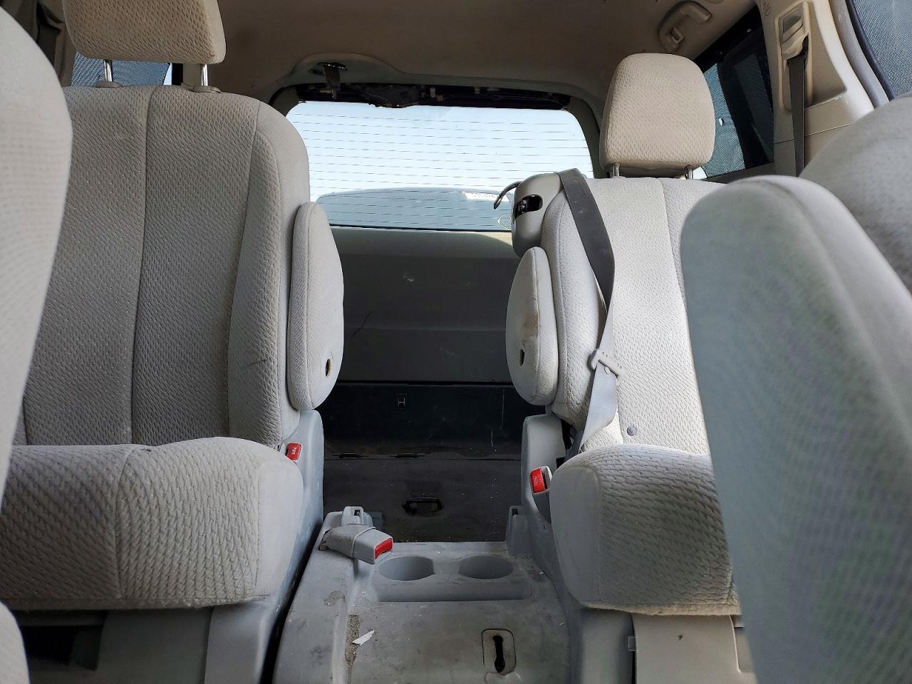 2013 TOYOTA SIENNA LE photo 19