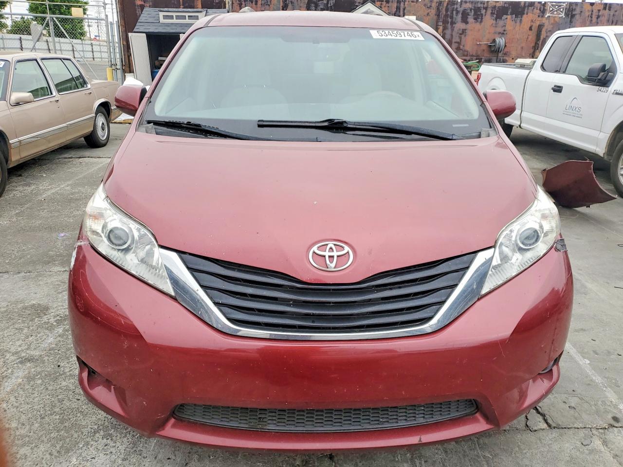 2013 TOYOTA SIENNA LE photo 9
