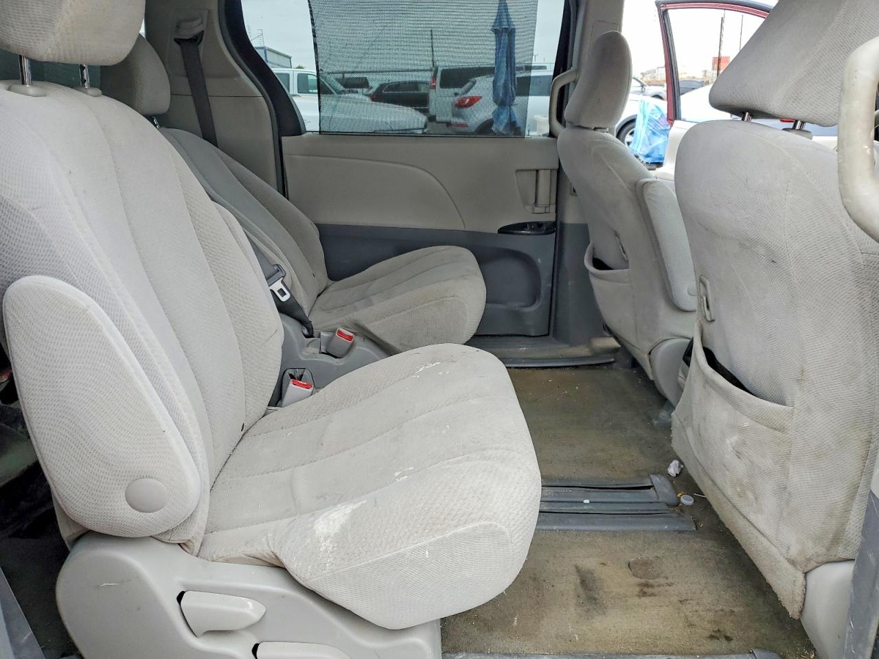 2013 TOYOTA SIENNA LE photo 21
