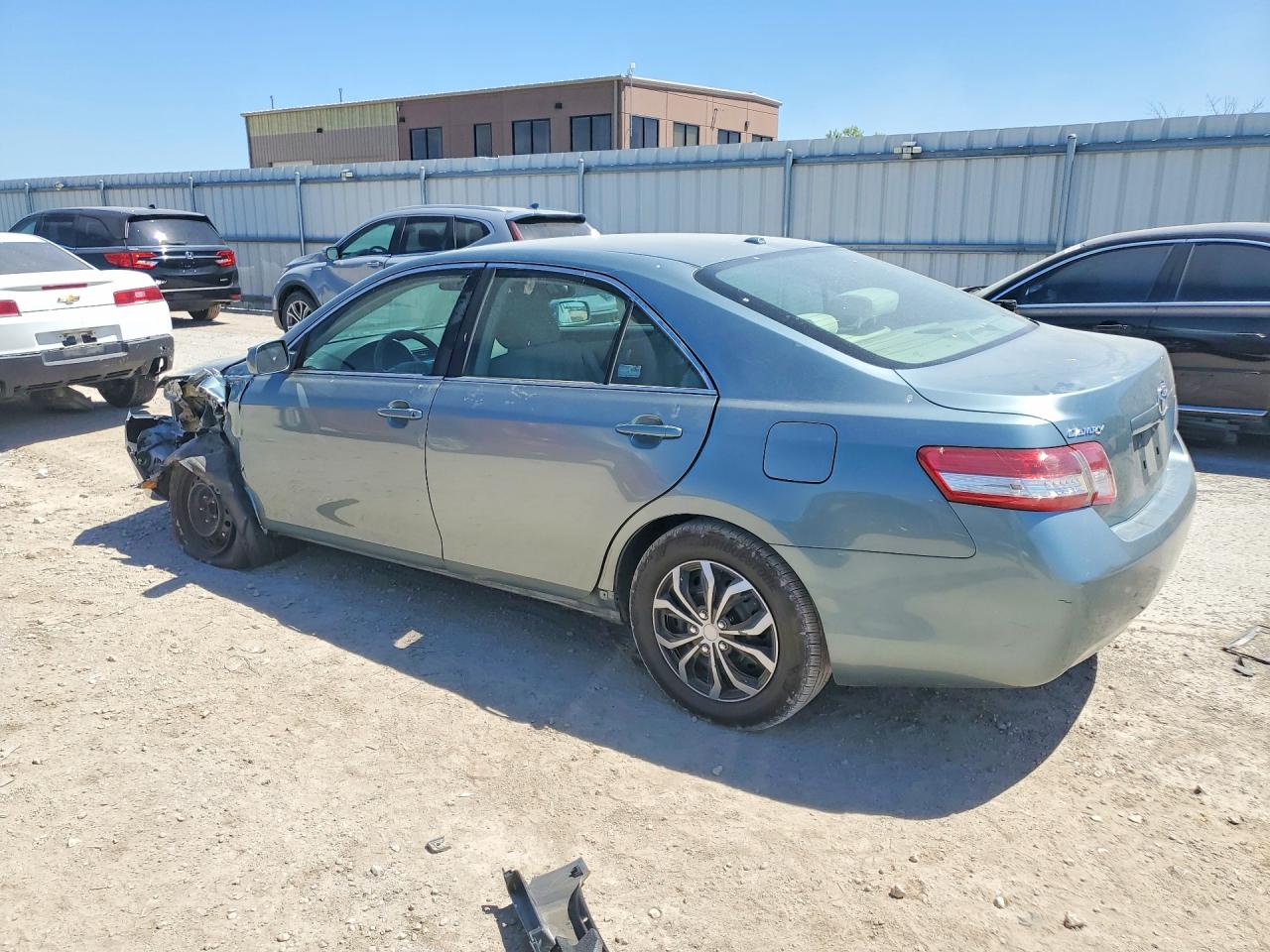 2010 TOYOTA CAMRY LE photo 4