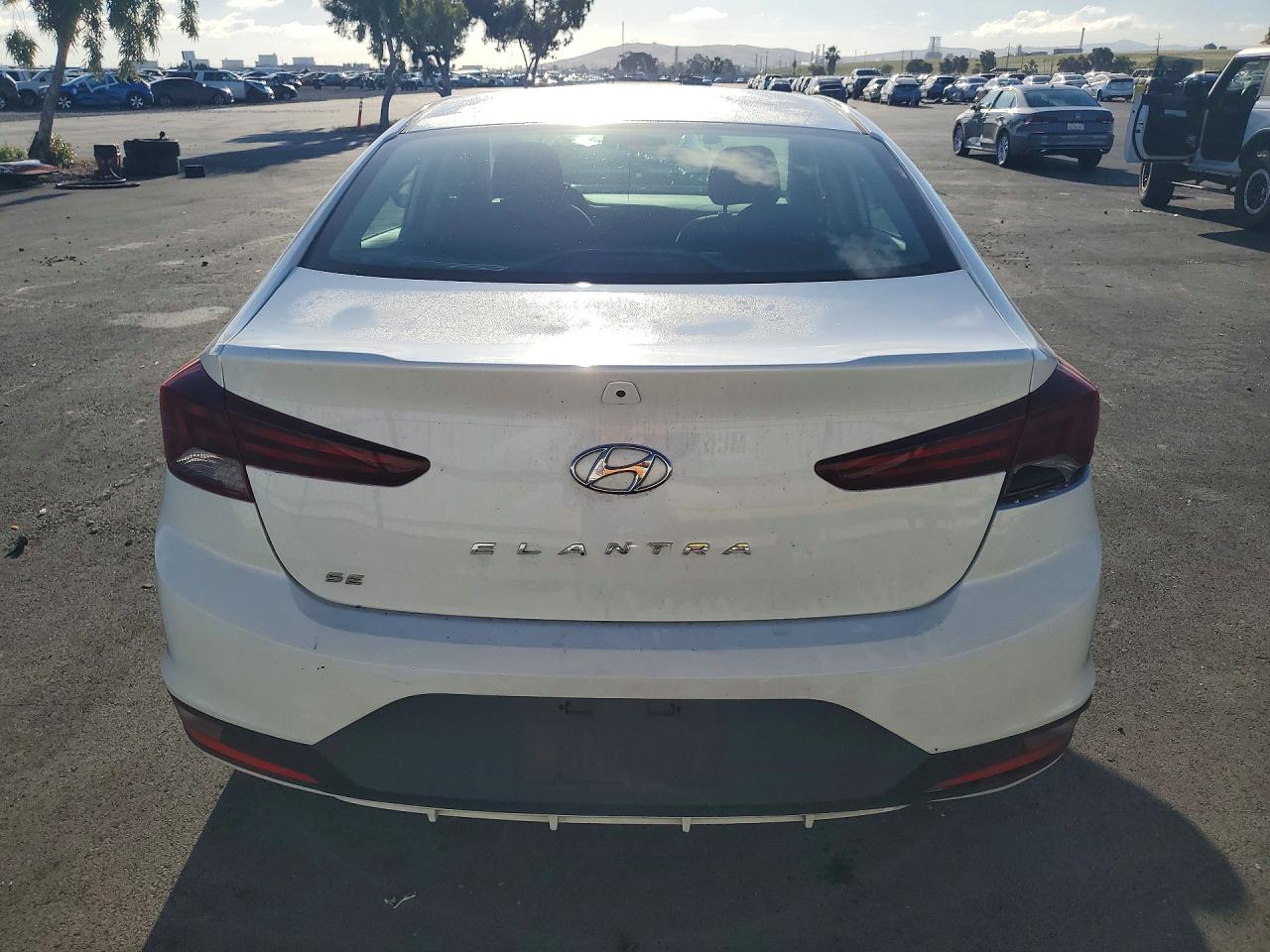 2019 HYUNDAI ELANTRA SE photo 16