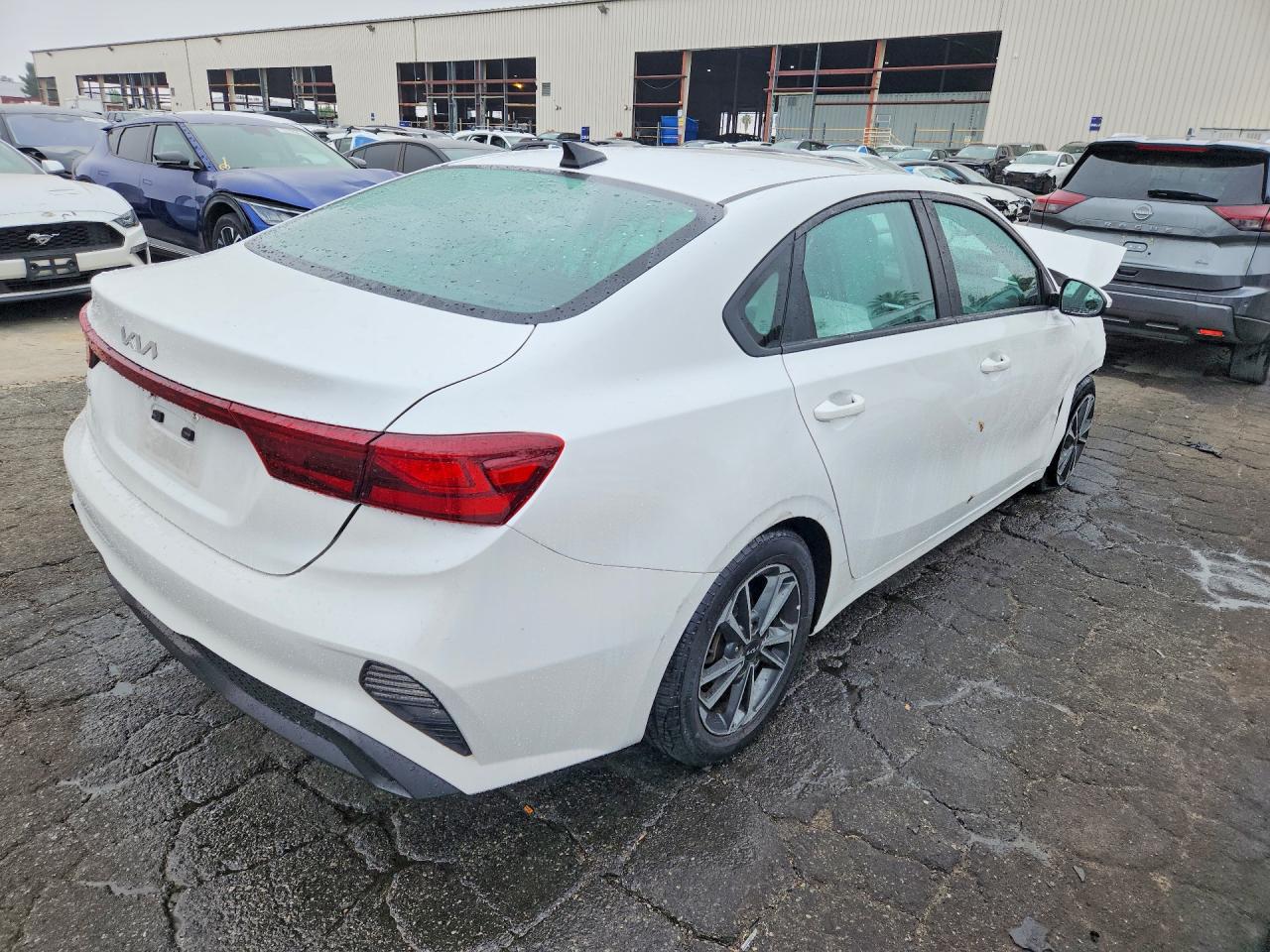 2023 KIA FORTE LXS photo 3