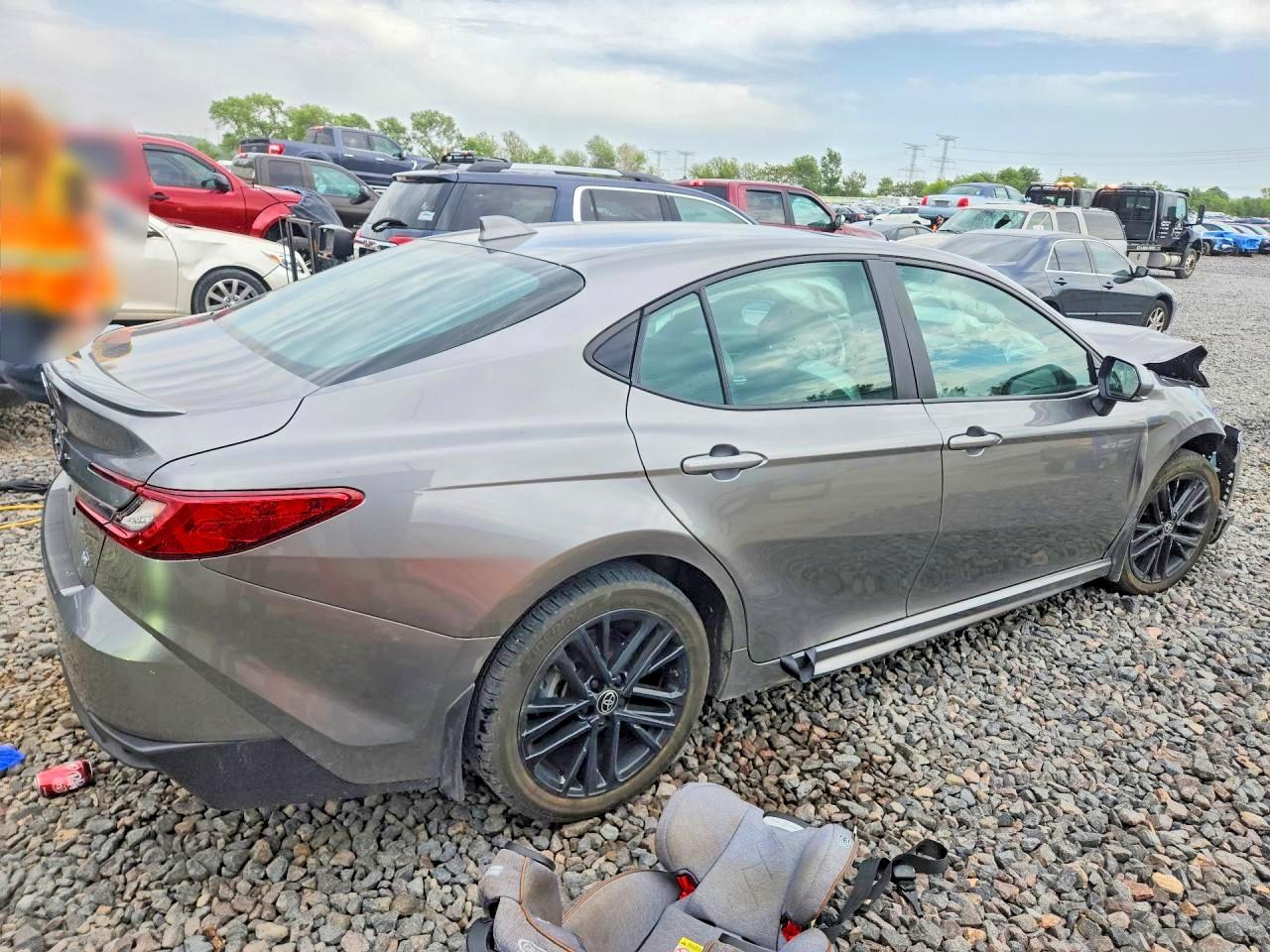 2025 TOYOTA CAMRY SE photo 5