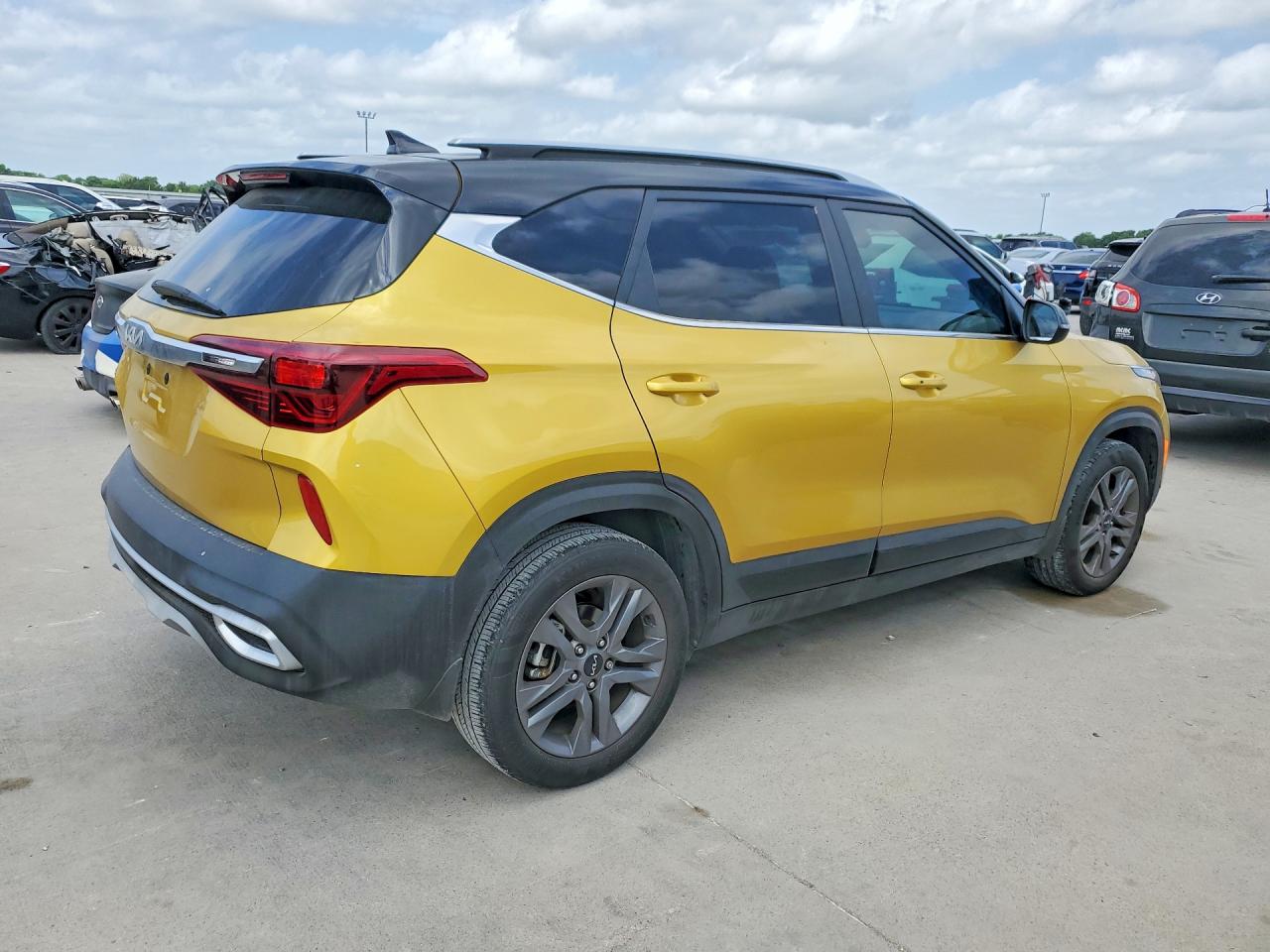 2023 KIA SELTOS S photo 5