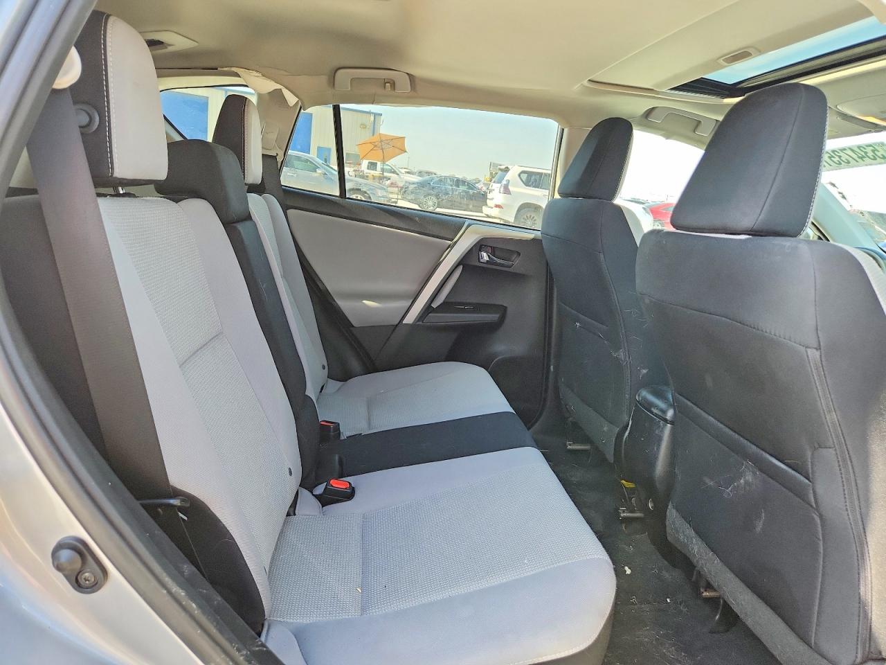 2017 TOYOTA RAV4 XLE photo 31