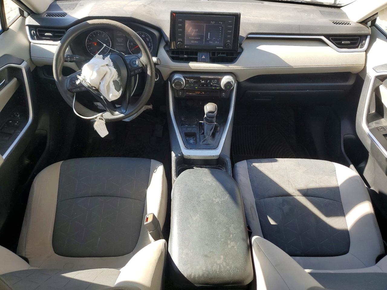 2021 TOYOTA RAV4 XLE photo 22