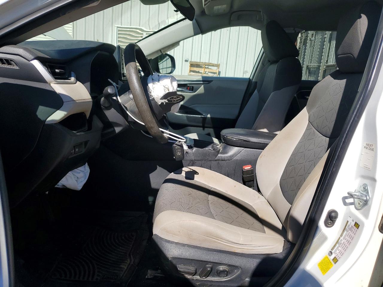 2021 TOYOTA RAV4 XLE photo 19