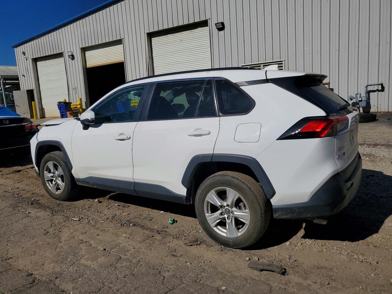 2021 TOYOTA RAV4 XLE photo 4