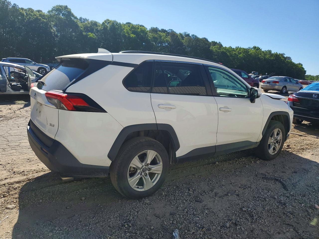 2021 TOYOTA RAV4 XLE photo 7