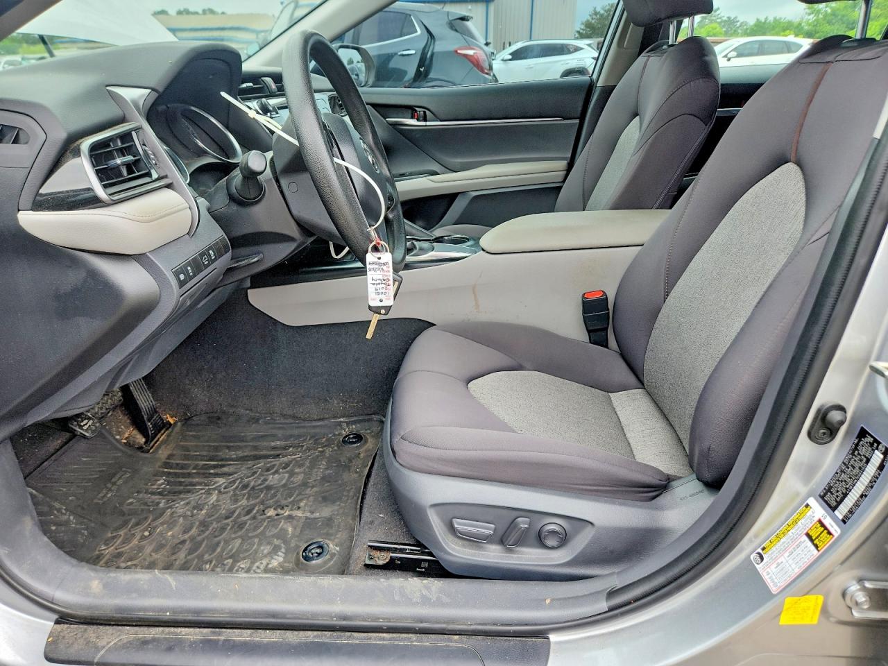 2019 TOYOTA CAMRY LE photo 13