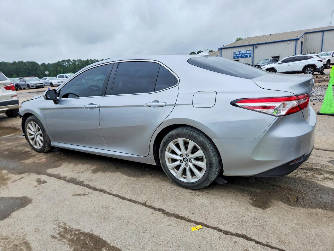 2019 TOYOTA CAMRY LE photo 3