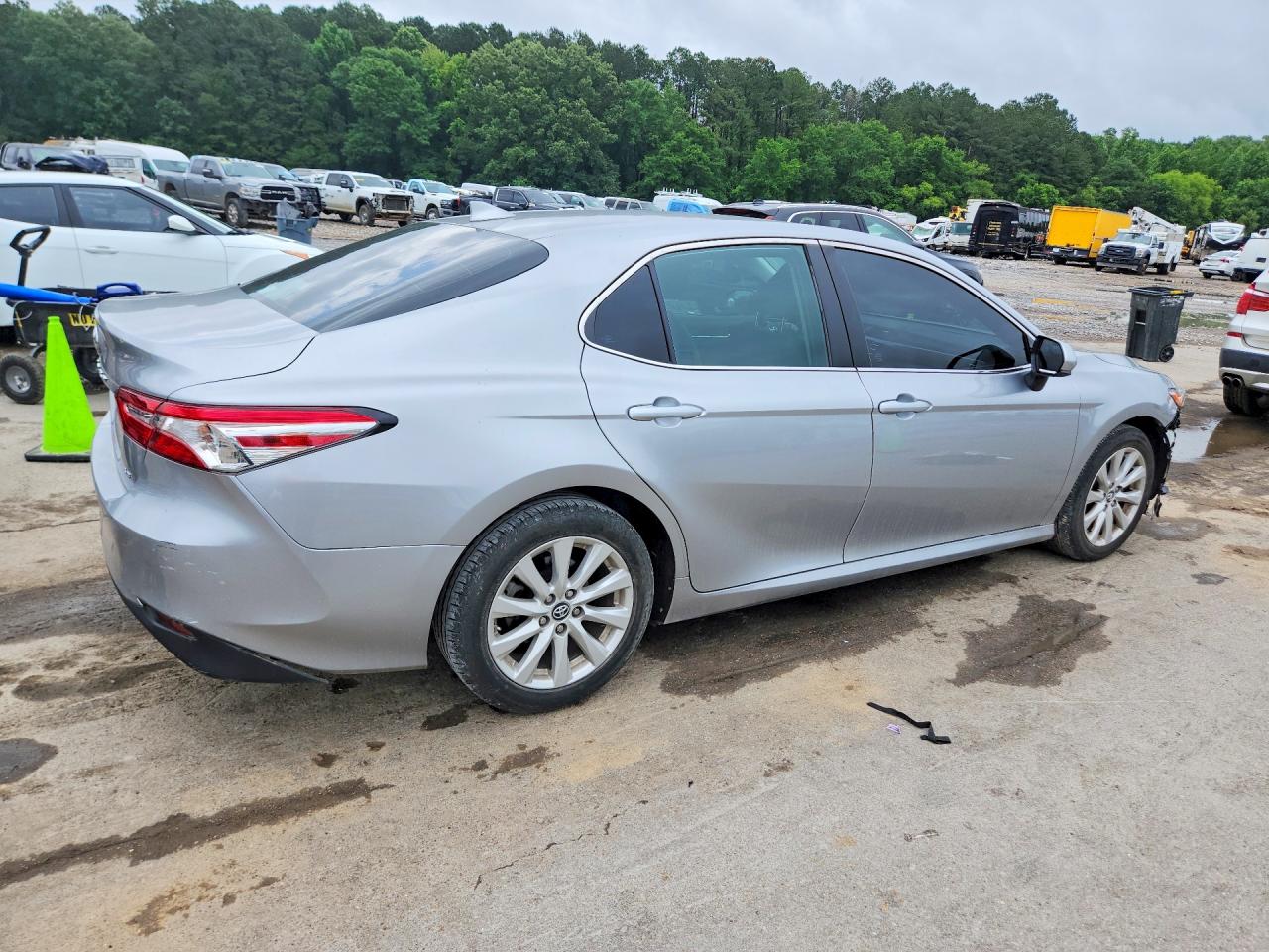 2019 TOYOTA CAMRY LE photo 5