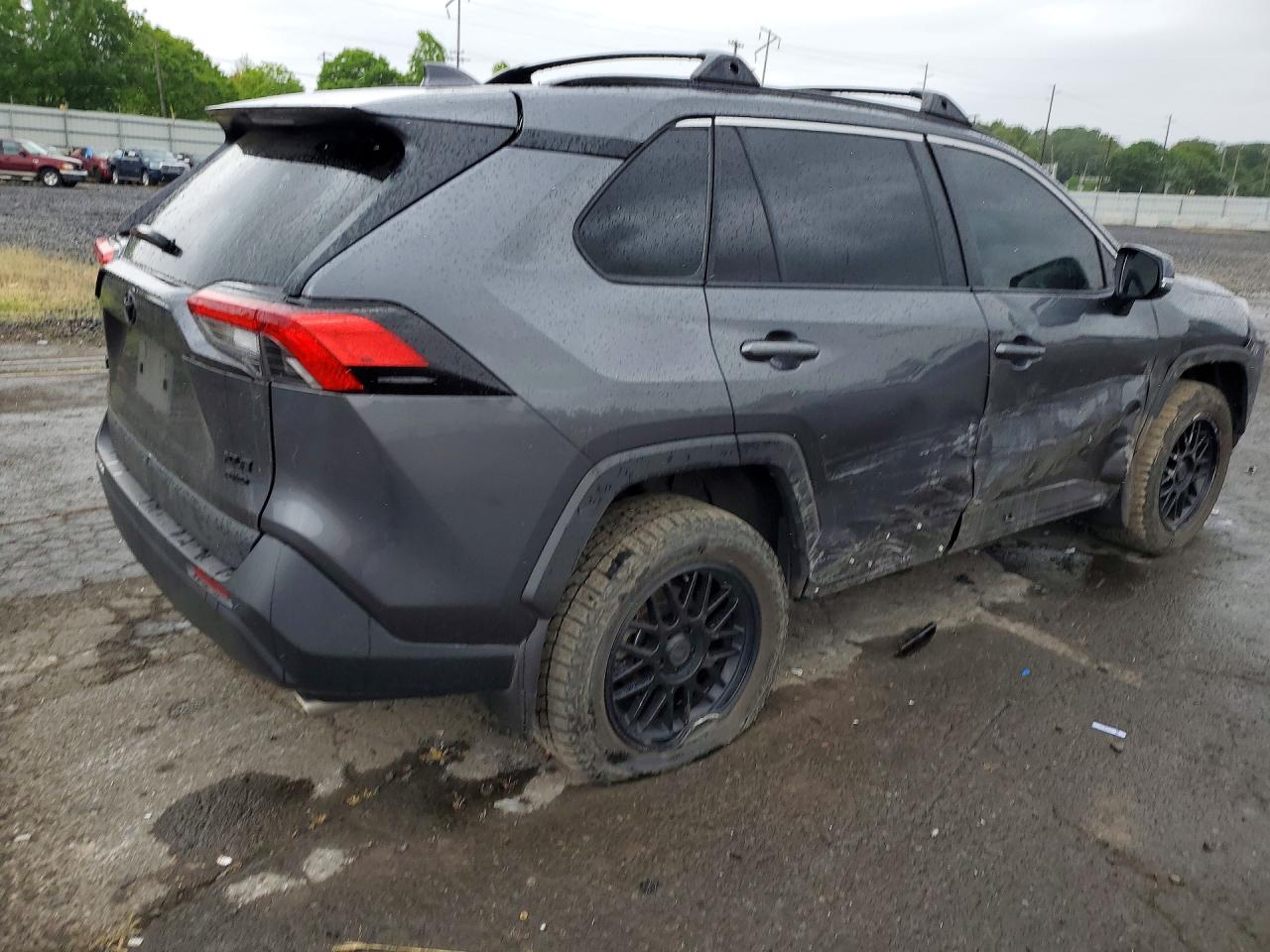 2022 TOYOTA RAV4 XLE photo 3