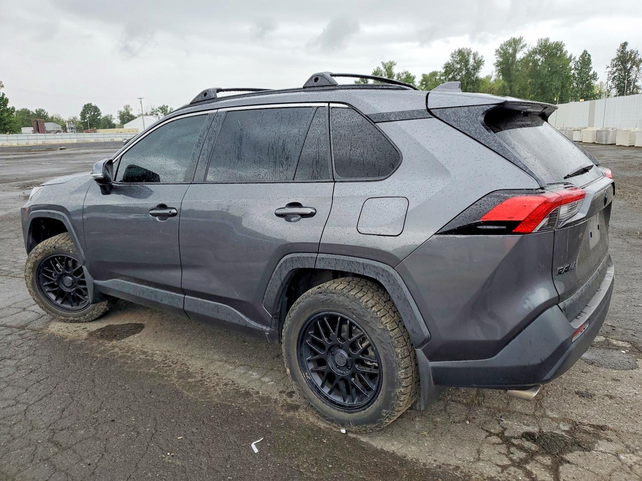 2022 TOYOTA RAV4 XLE photo 2