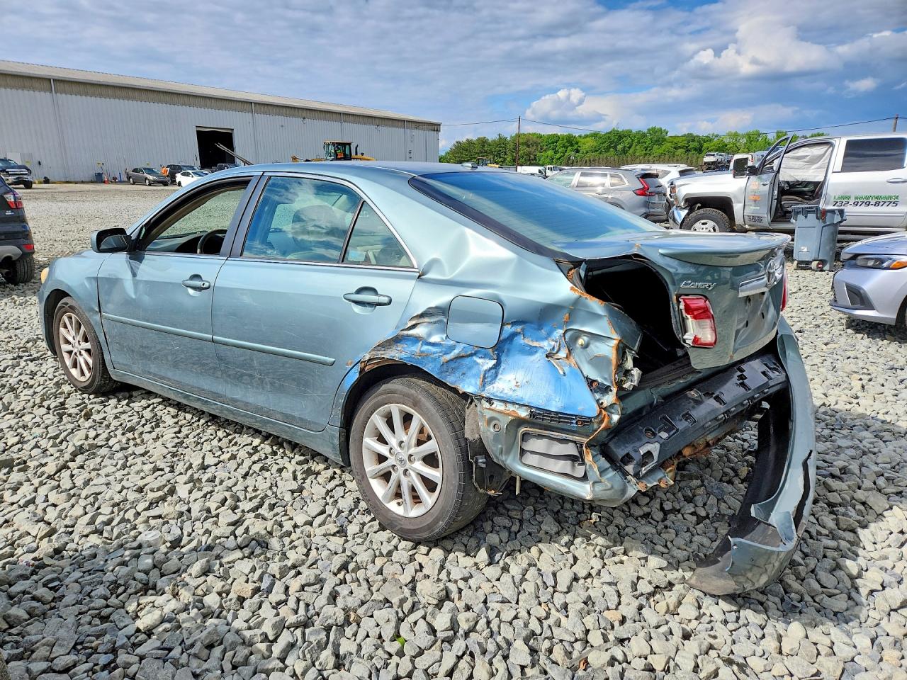 2010 TOYOTA CAMRY XLE photo 3