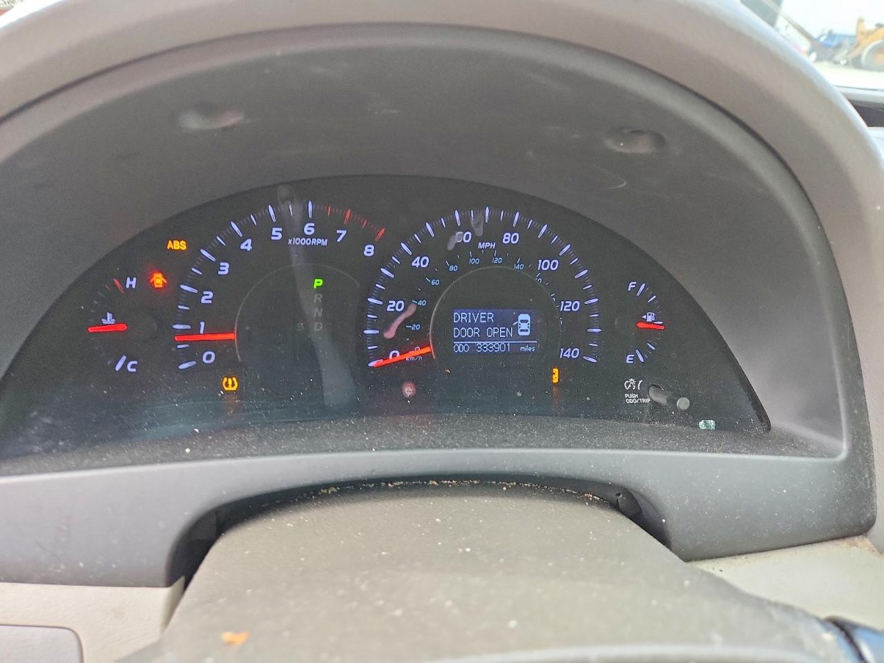 2010 TOYOTA CAMRY XLE photo 17
