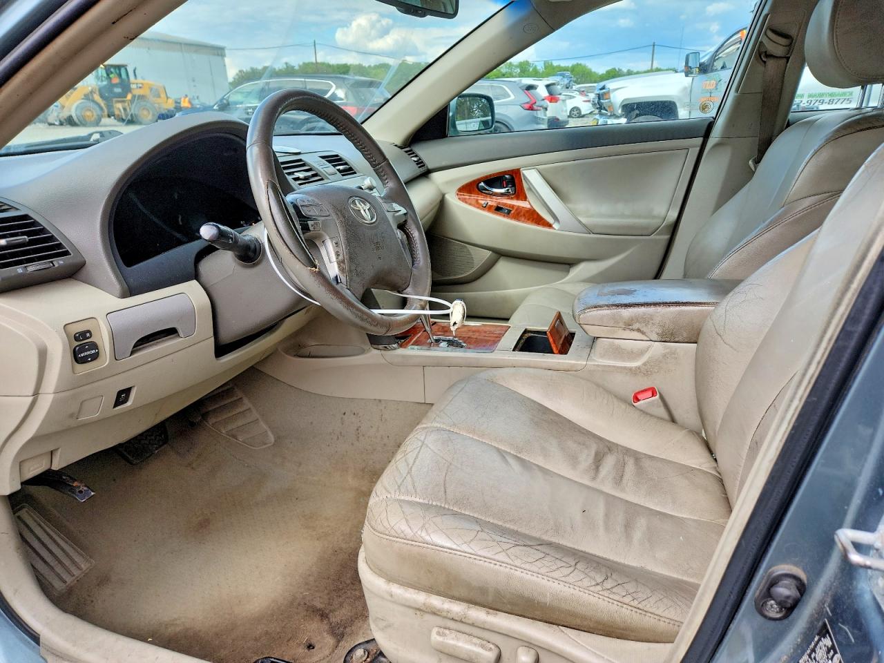 2010 TOYOTA CAMRY XLE photo 13