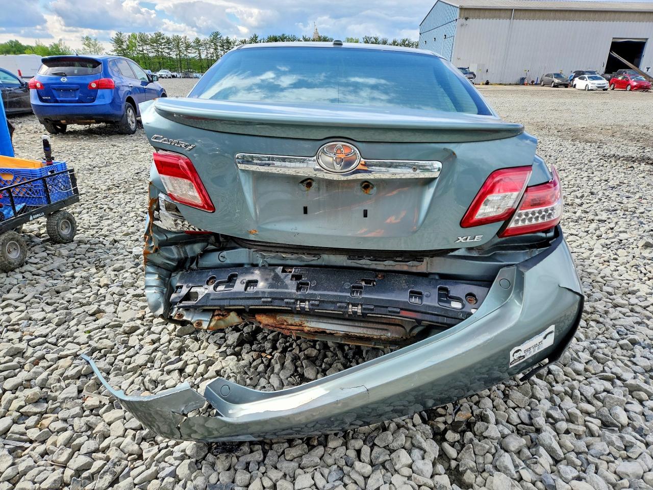 2010 TOYOTA CAMRY XLE photo 11