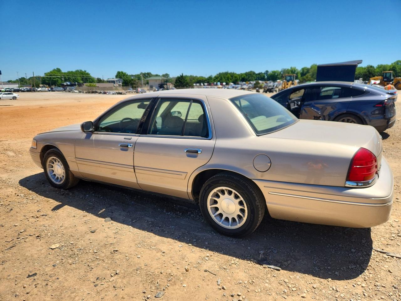 1998 FORD CROWN VICTORIA LX photo 4