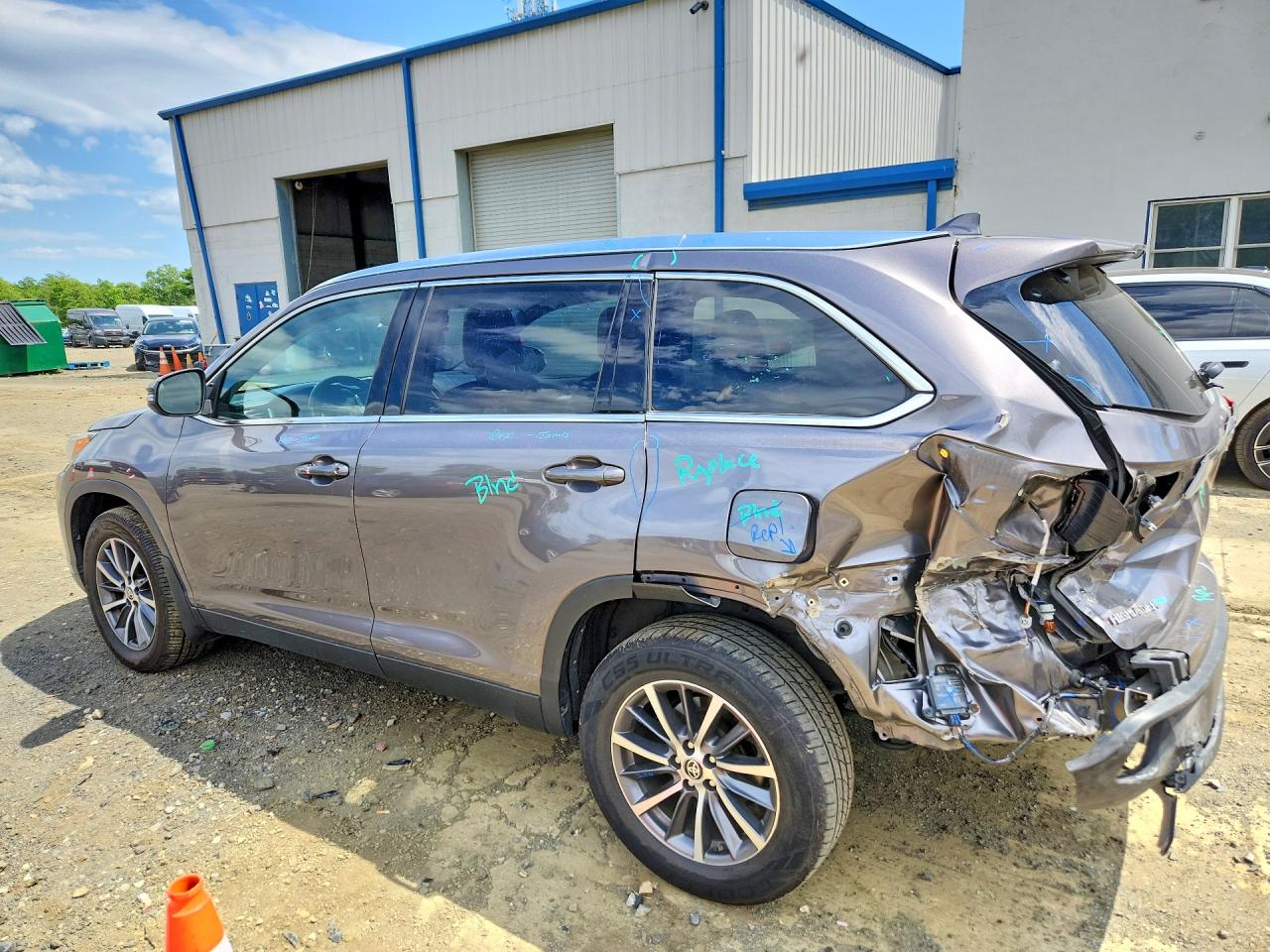 2019 TOYOTA HIGHLANDER XLE photo 3
