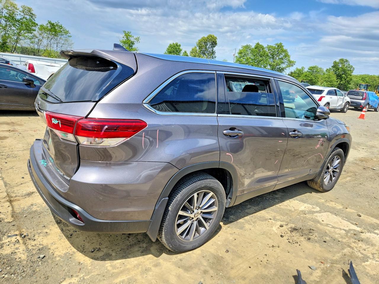 2019 TOYOTA HIGHLANDER XLE photo 5