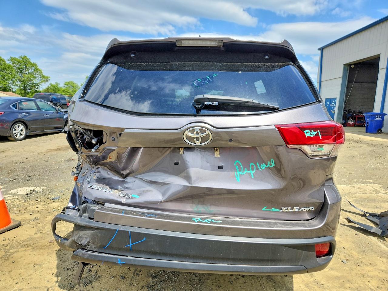 2019 TOYOTA HIGHLANDER XLE photo 11