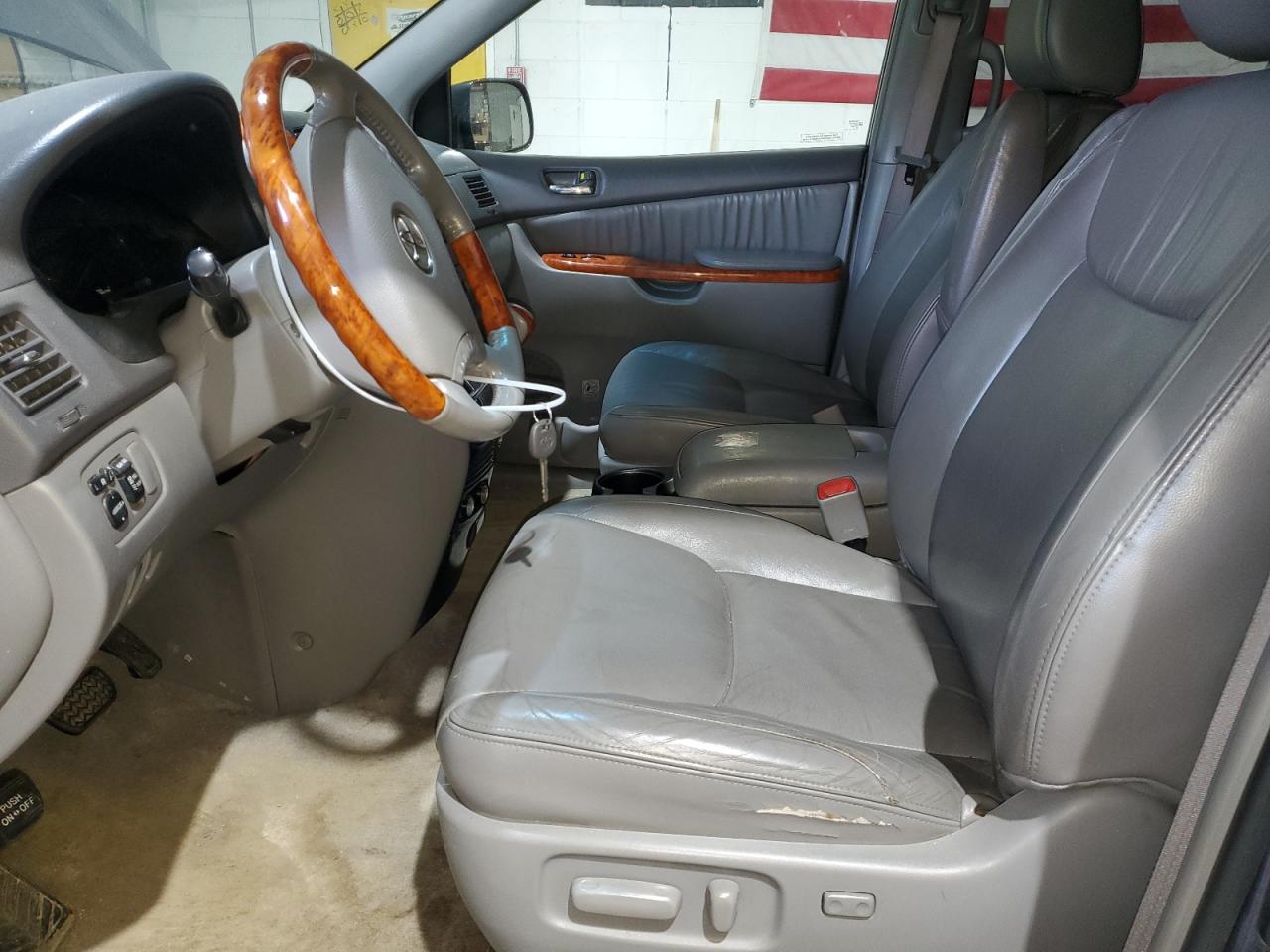 2009 TOYOTA SIENNA XLE photo 13