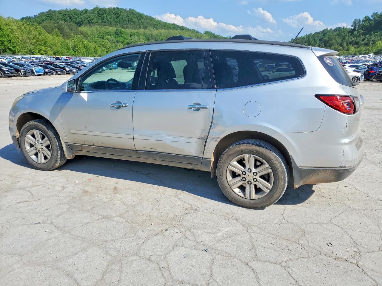 2014 CHEVROLET TRAVERSE LT photo 3