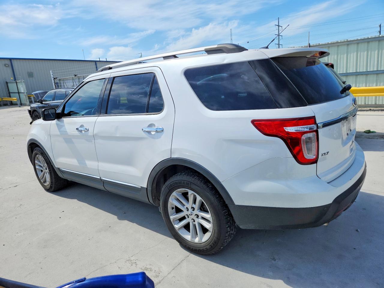 2011 FORD EXPLORER XLT photo 4