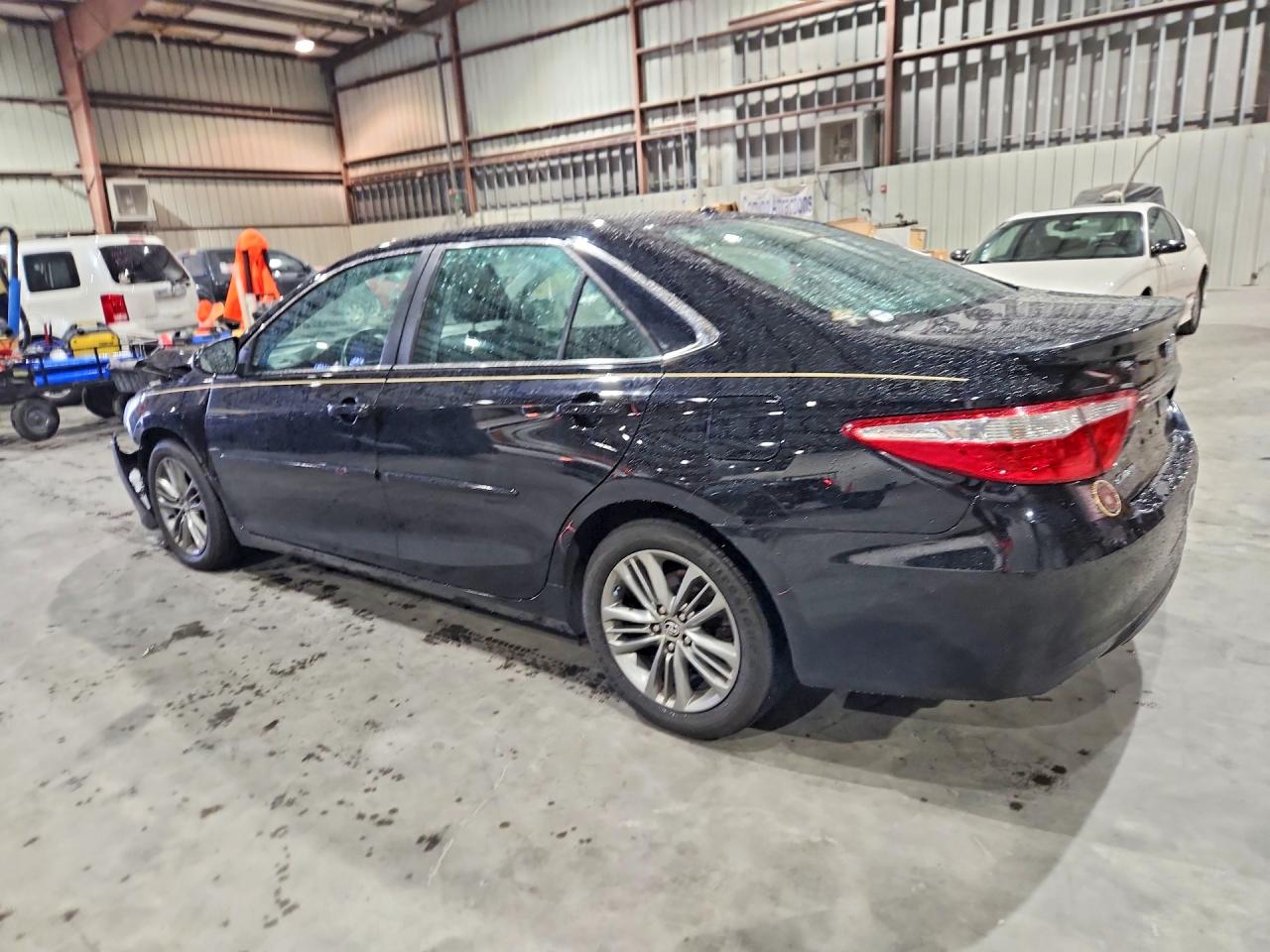 2015 TOYOTA CAMRY SE photo 3