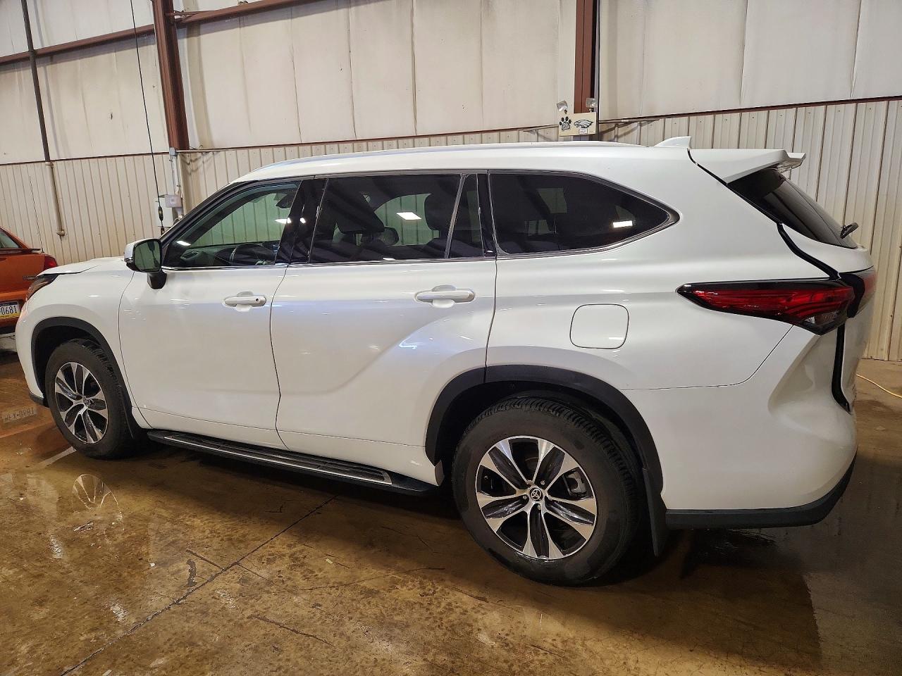 2022 TOYOTA HIGHLANDER XLE photo 2
