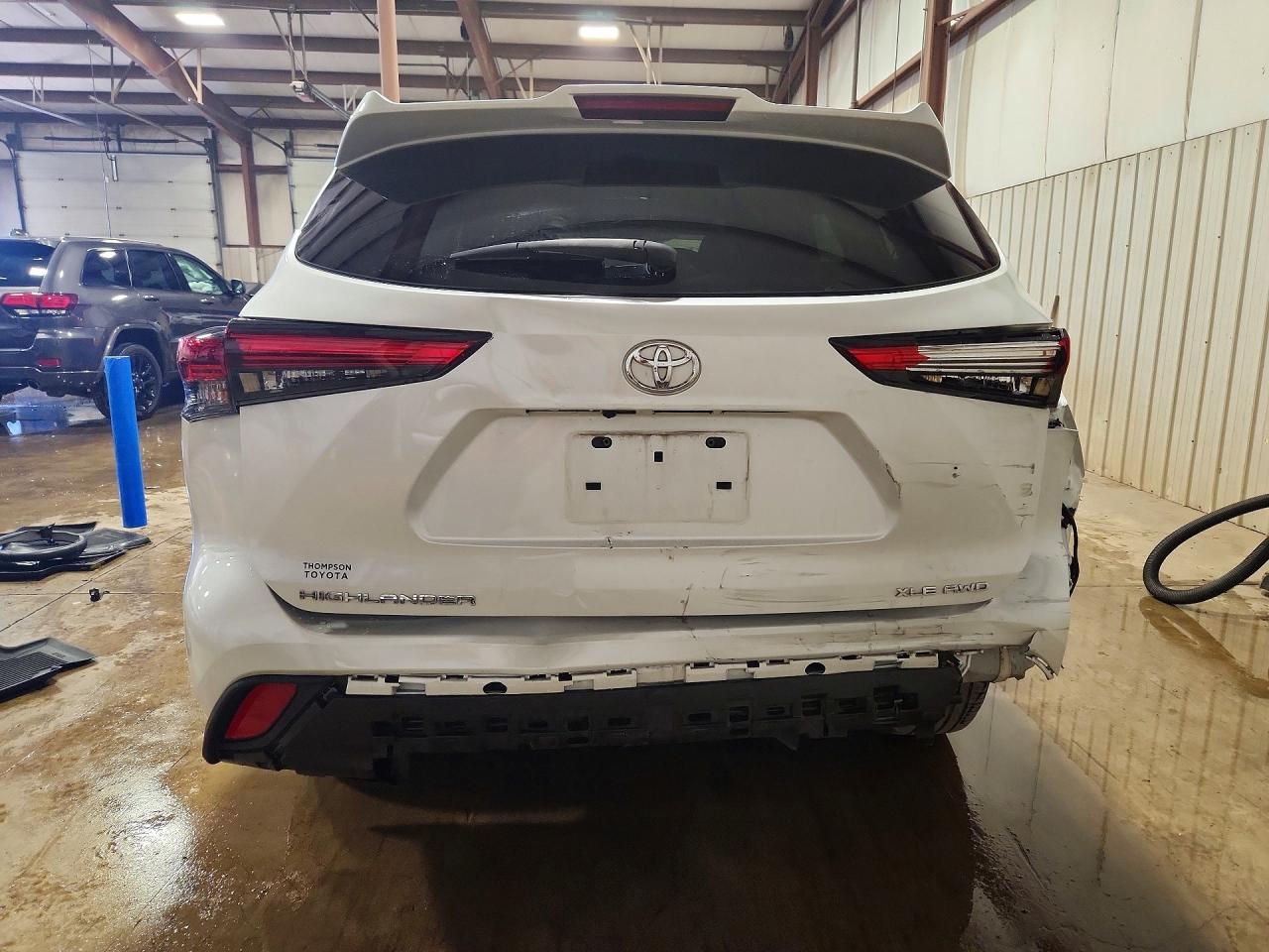 2022 TOYOTA HIGHLANDER XLE photo 6