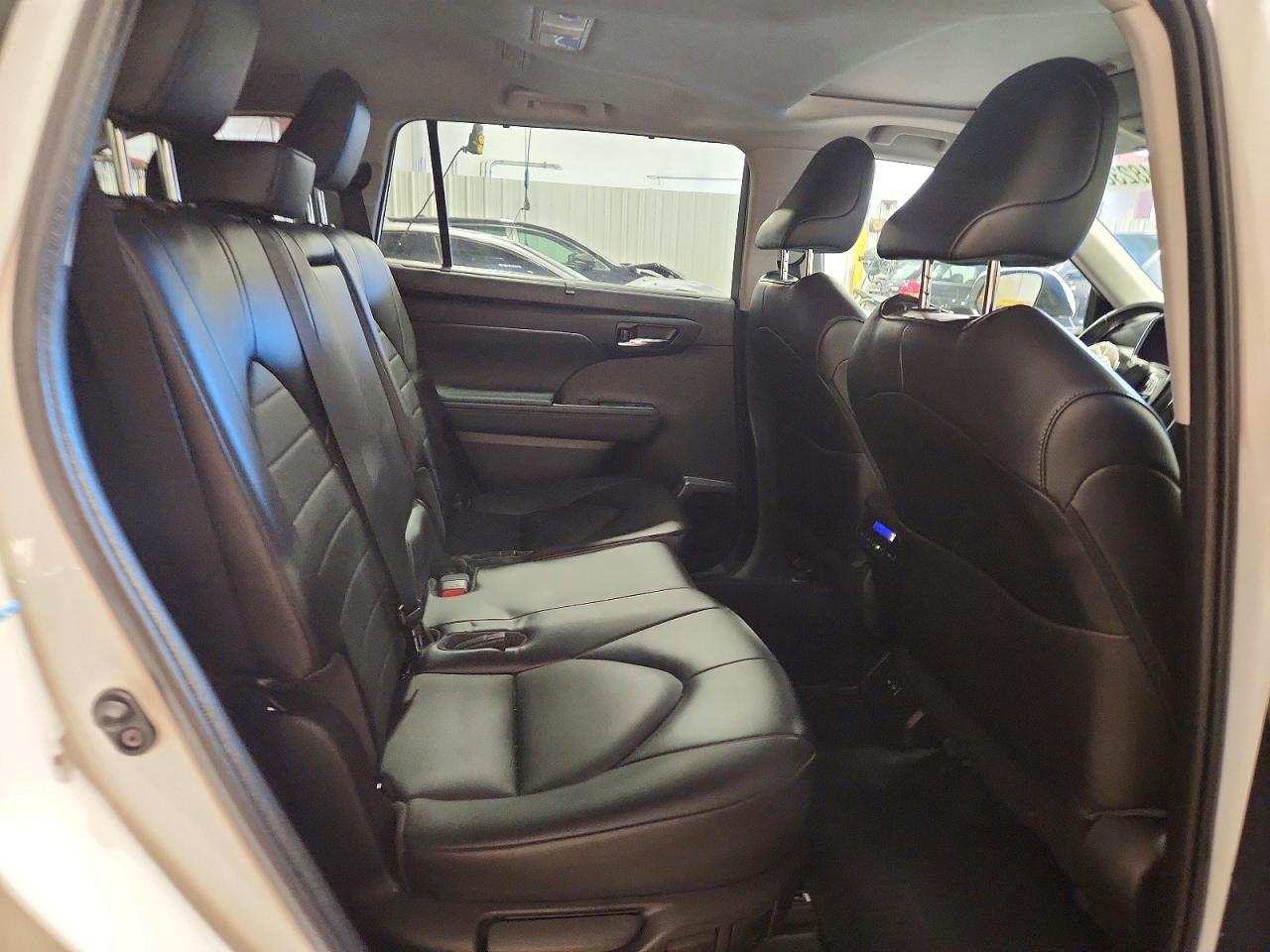 2022 TOYOTA HIGHLANDER XLE photo 11