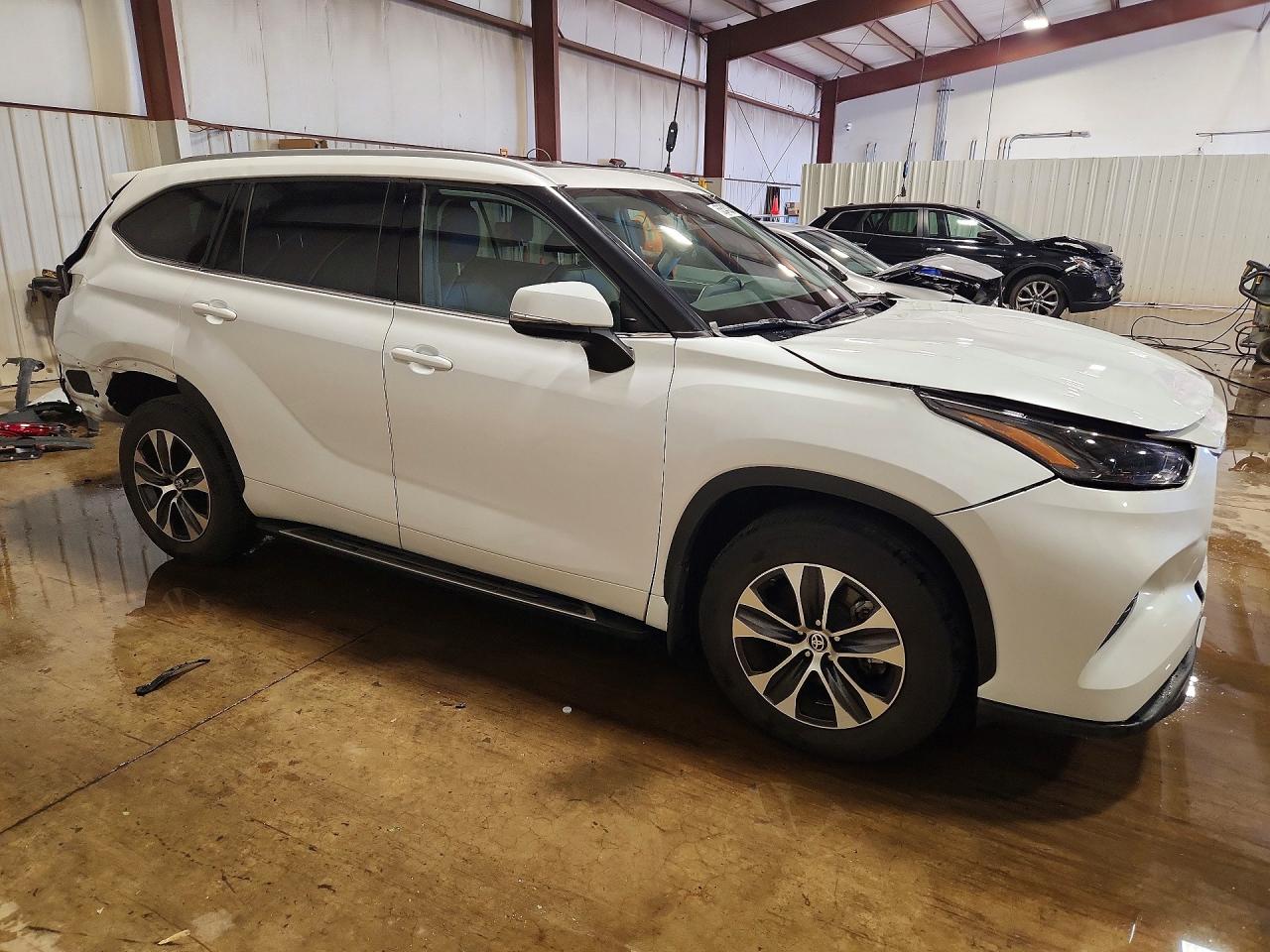 2022 TOYOTA HIGHLANDER XLE photo 4