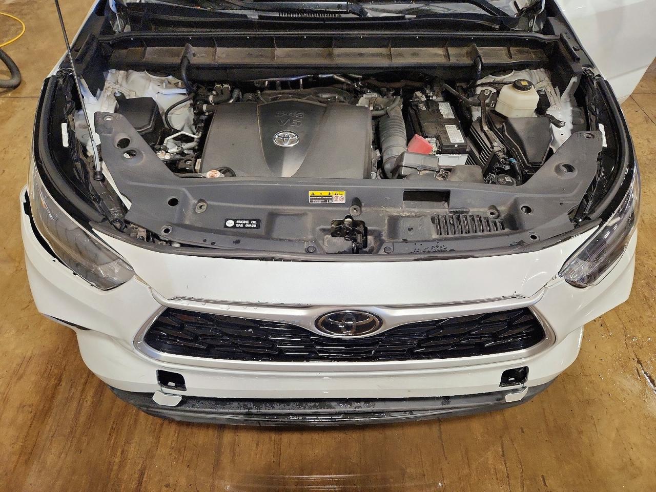 2022 TOYOTA HIGHLANDER XLE photo 12