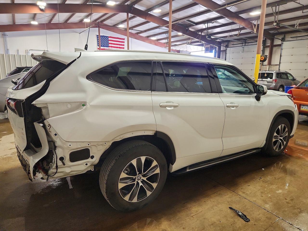2022 TOYOTA HIGHLANDER XLE photo 3