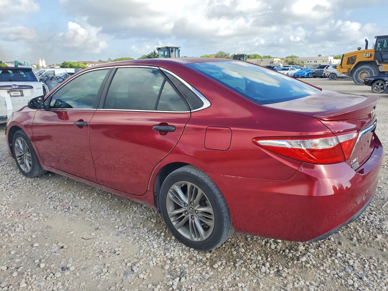 2015 TOYOTA CAMRY SE photo 3